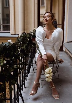 Свадебное платье V69036. С прямой юбкой, короткое без шлейфа.